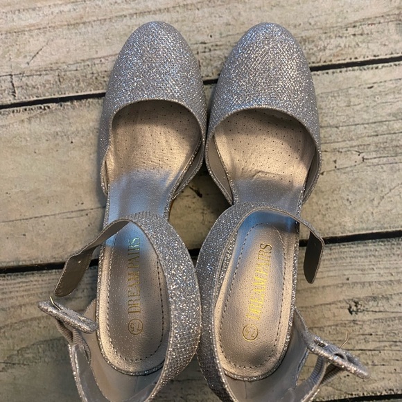 New without box dream pairs glitter silver covered toe heels. - Picture 4 of 11